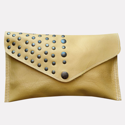 Pochette en cuir Femme | PANACHE CUIR JAUNE DORÉ CLOUTÉ